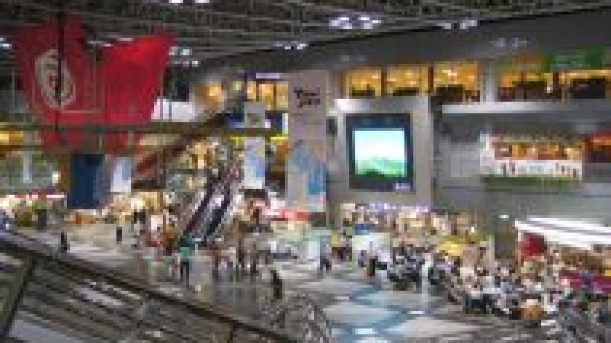 militant chinez pentru drepturile omului blocat de 23 de zile intr un aeroport din japonia