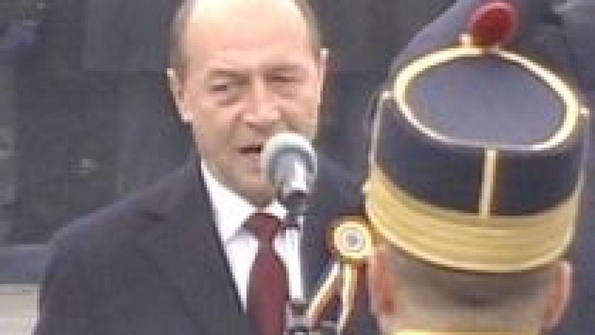 orgolii politice la parada dedicata zilei nationale basescu nu da mana cu iliescu si constantinescu
