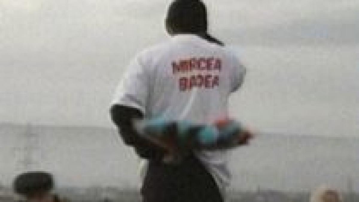 tanar in tricou inscriptionat mircea badea si cu pene pe fund la inaugurarea primului tronson din