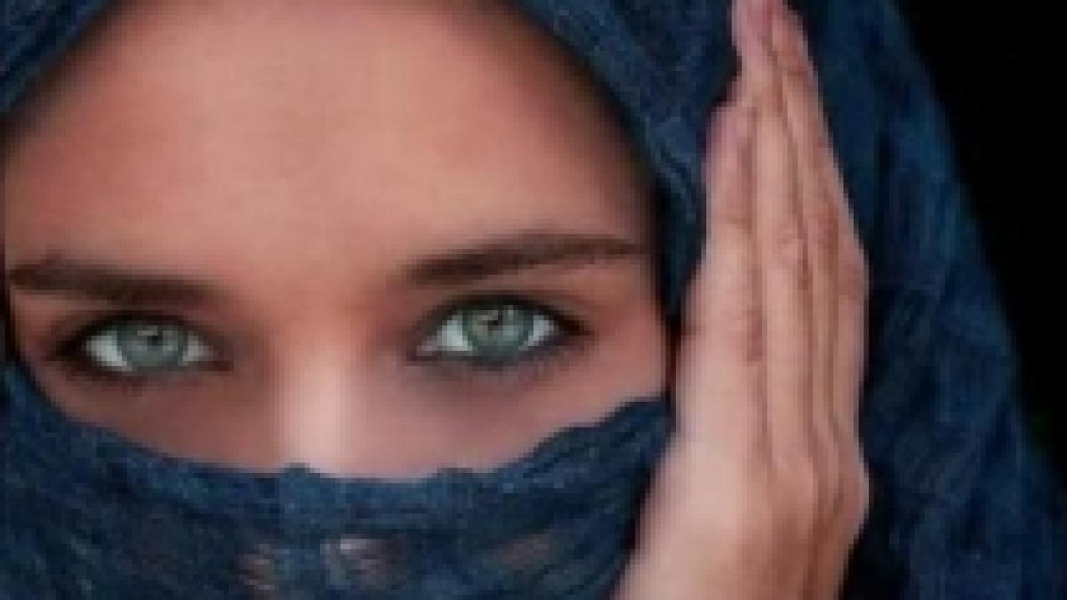 femeile care apar la televiziunea publica din iran nu au voie sa se machieze