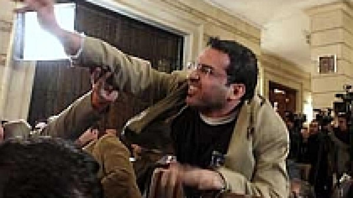 jurnalistul care l a atacat cu pantofii pe bush primeste acelasi tratament la paris video