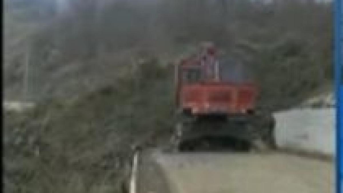 100 de familii izolate in urma unor alunecari de teren in judetul prahova video