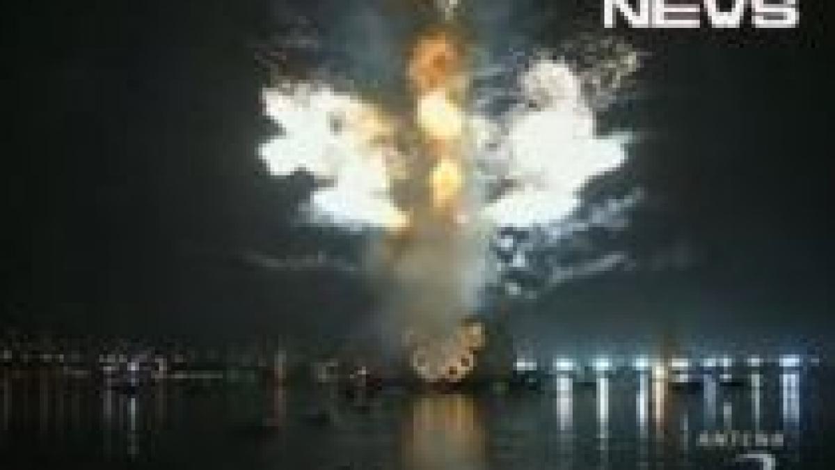 au fost aprinse luminile in cel mai mare brad plutitor din lume video