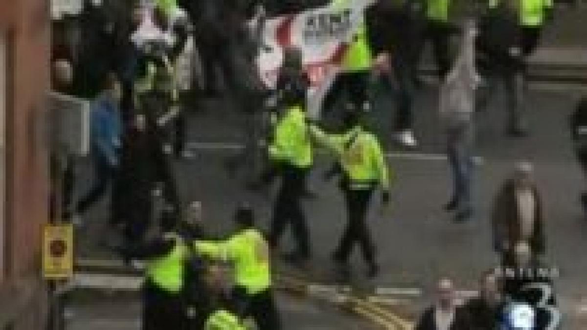 marea britanie sute de manifestanti anti islamisti s au incaierat cu politia video