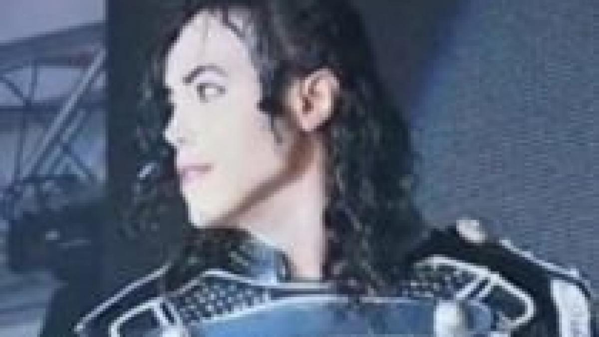 sosia oficiala a lui michael jackson a cantat intr un club din pitesti video