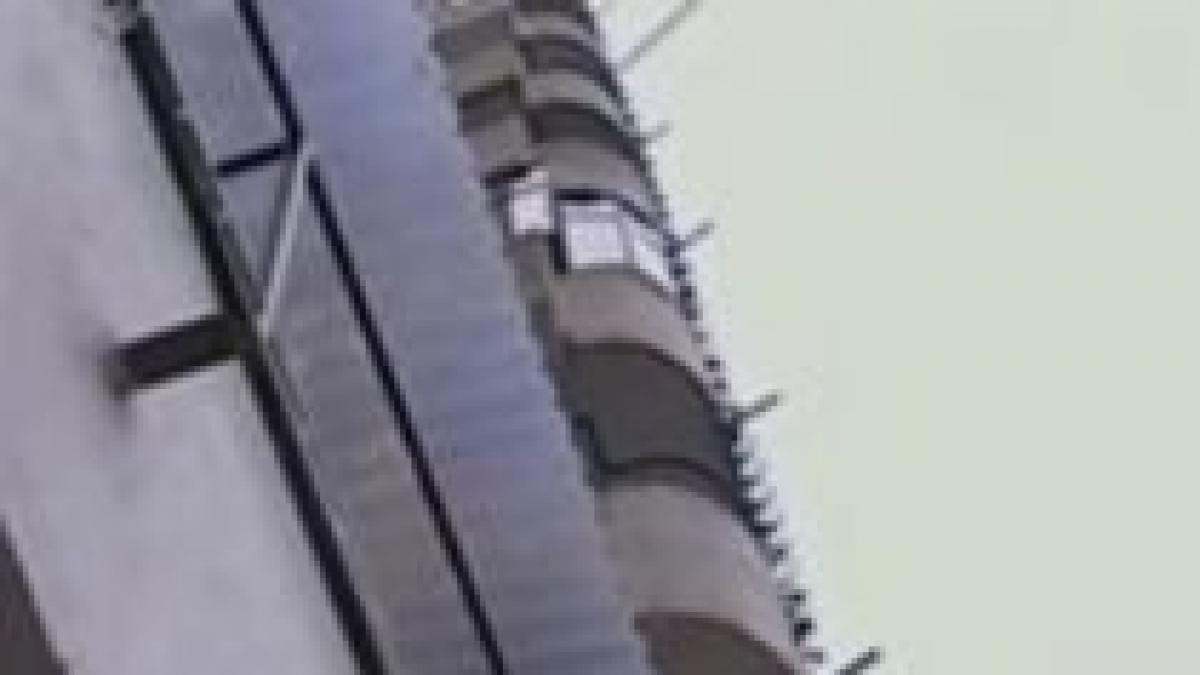 oradea un copil de noua ani lasat nesupravegheat a cazut de la etajul cinci video