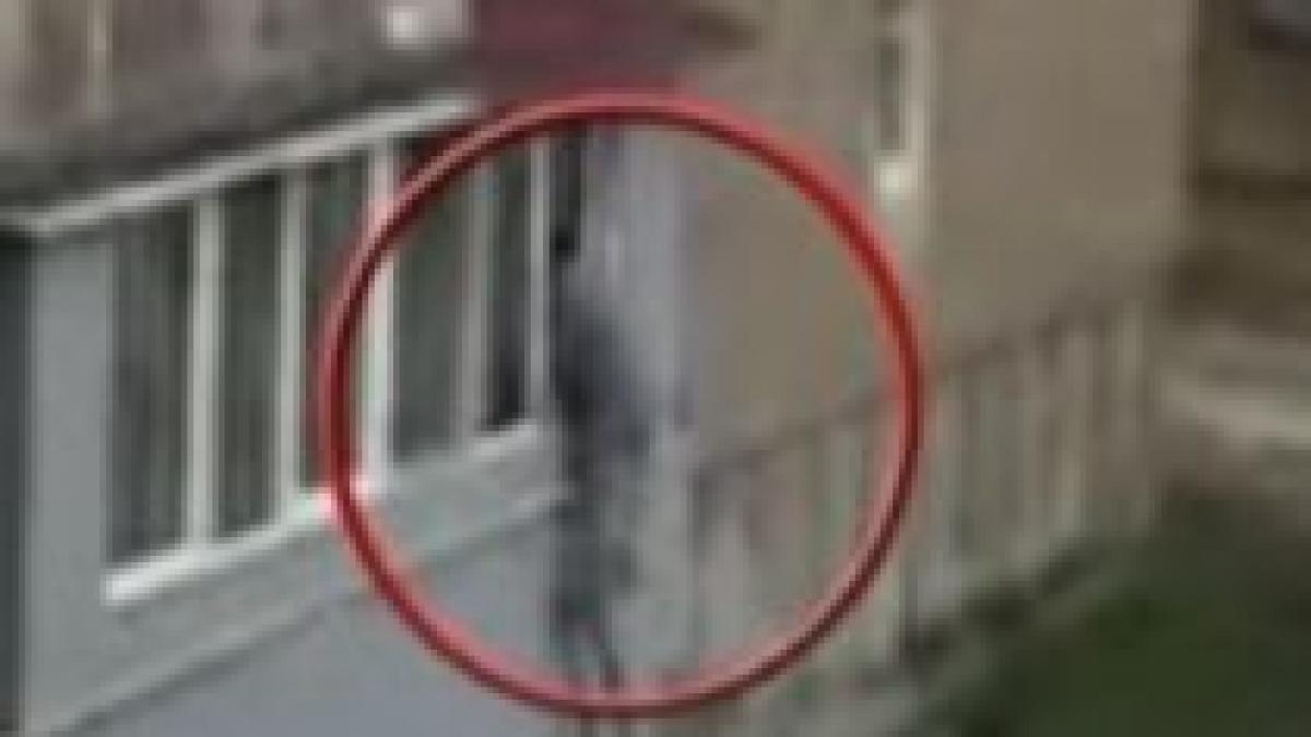 cu scara la furat doi zugravi au usurat un om de afaceri de 1 kg de aur video