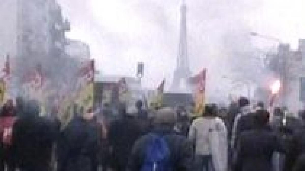 franta lucratorii cailor ferate au protestat fata de concedierile masive si salariile mici video