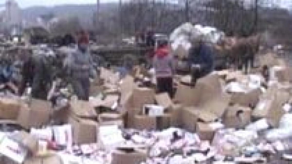 alimente expirate descarcate la o groapa de gunoi luate acasa de catre localnici video