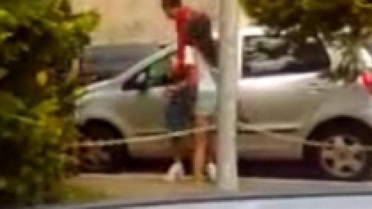 criza de gelozie si a palmuit prietenul in public video