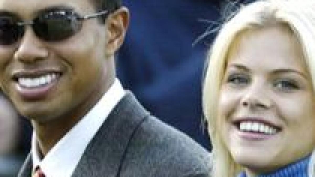 fotografii cu tiger woods dezbracat in posesia unei reviste pentru adulti