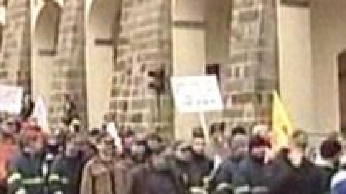 reducerile salariale starnesc proteste in letonia si cehia
