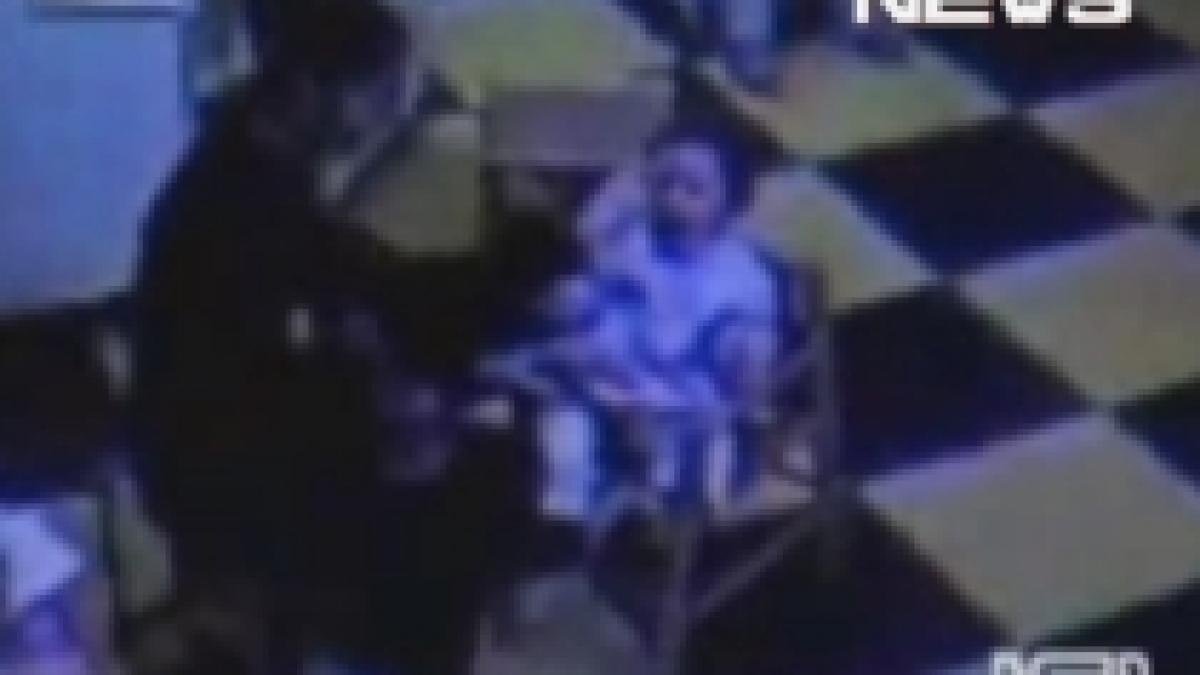 o educatoare din italia a fortat o fetita de un an sa inghita propria voma video