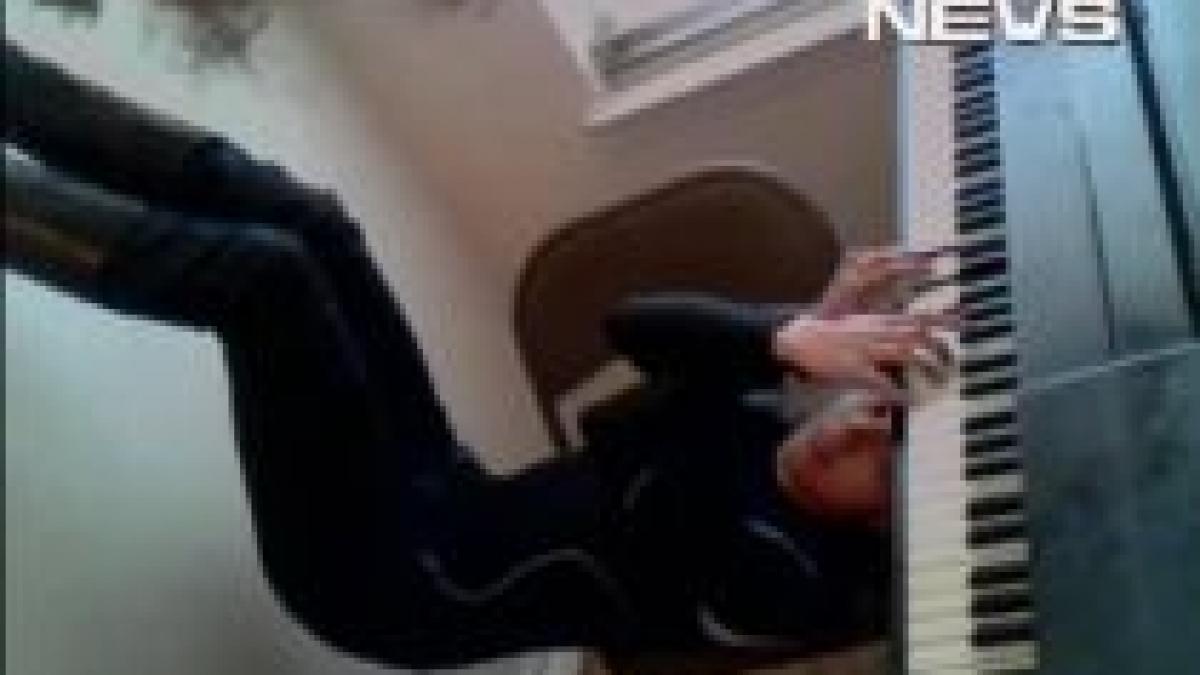 cum se canta la pian cu picioarele pe pereti video