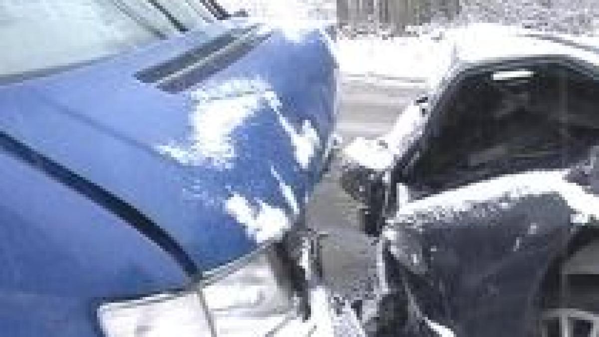 grav accident pe e79 din cauza zapezii un autoturism a lovit frontal un microbuz video