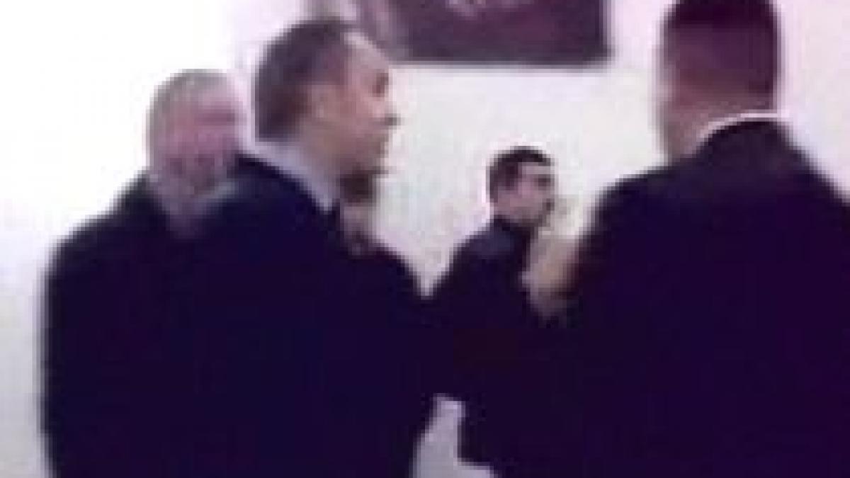 ministrul de interne ucrainean lovit cu pumnul de un deputat in pauza unei emisiuni tv video