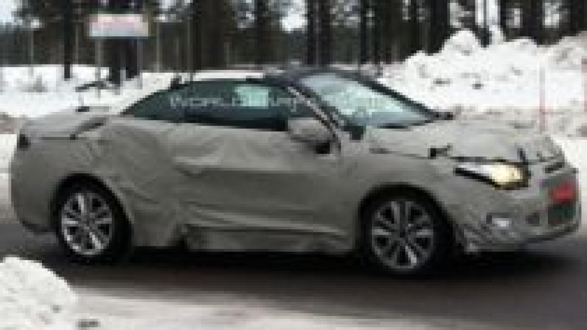 renault megane cc fotografiat la teste in mijlocul iernii