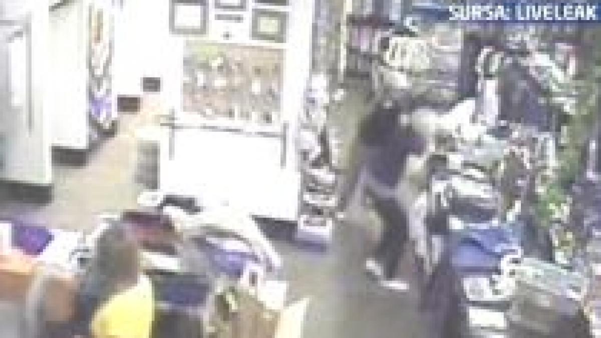 sua jaf violent inregistrat de camerele de supraveghere dintr un magazin video