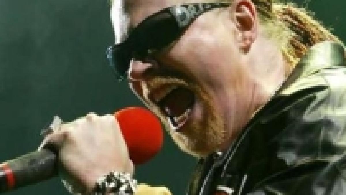 axl rose solistul trupei guns n roses s a luat la bataie cu un paparazzo video