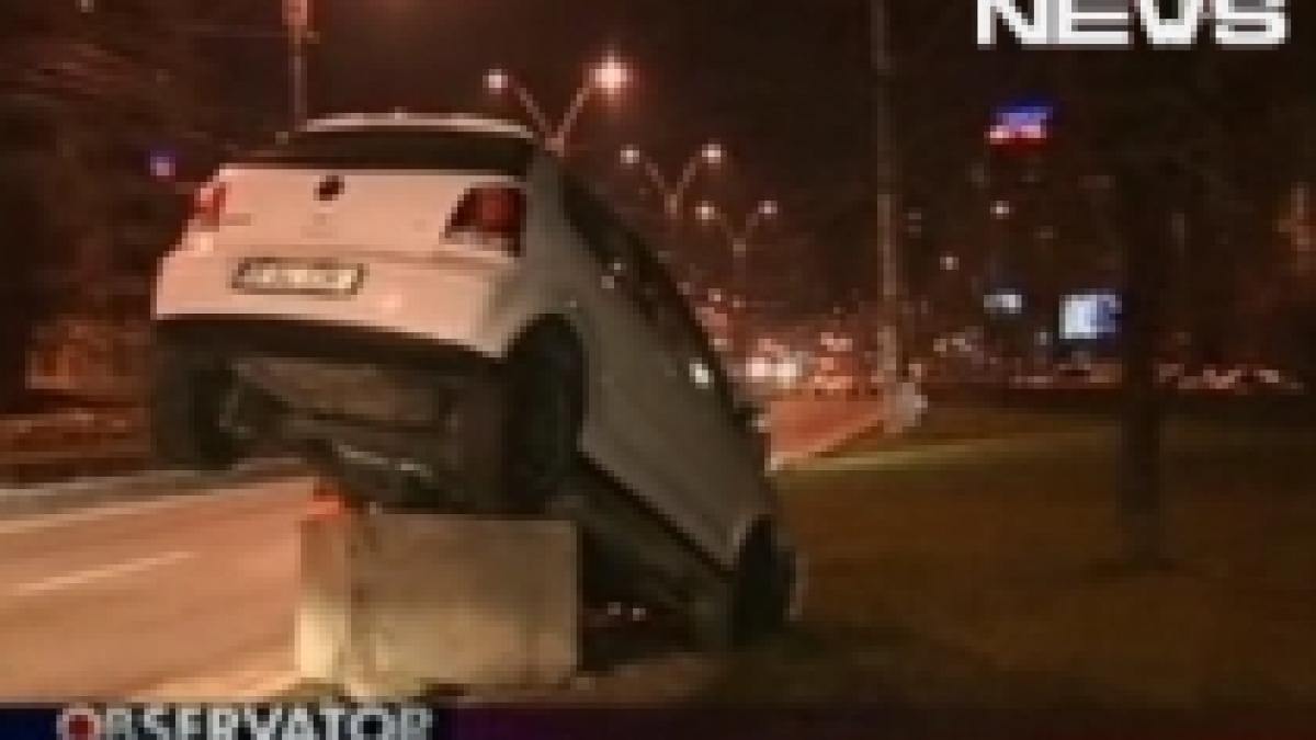 bucuresti a ramas cu masina suspendata in urma unui accident video