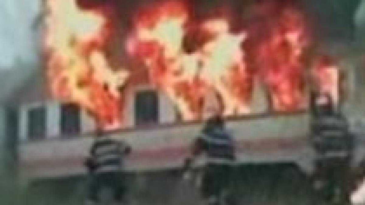 tren plin cu navetisti cuprins de flacari in judetul suceava video