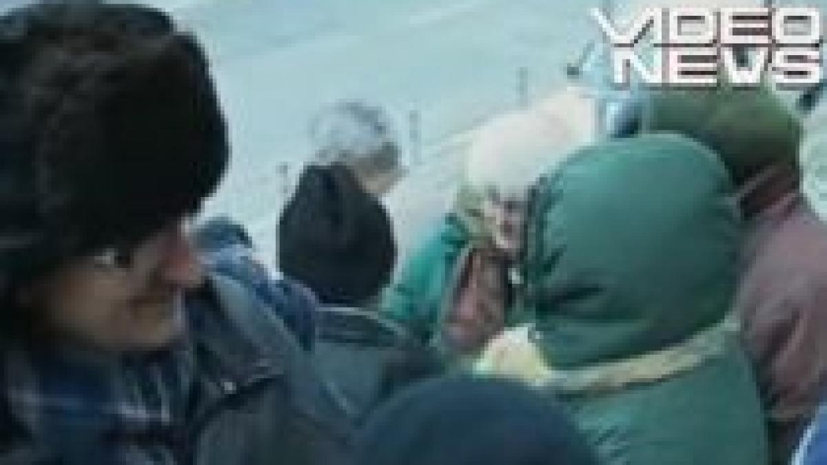 zeci de oameni s au inghesuit la casa de pensii din pitesti pentru bilete de tratament video
