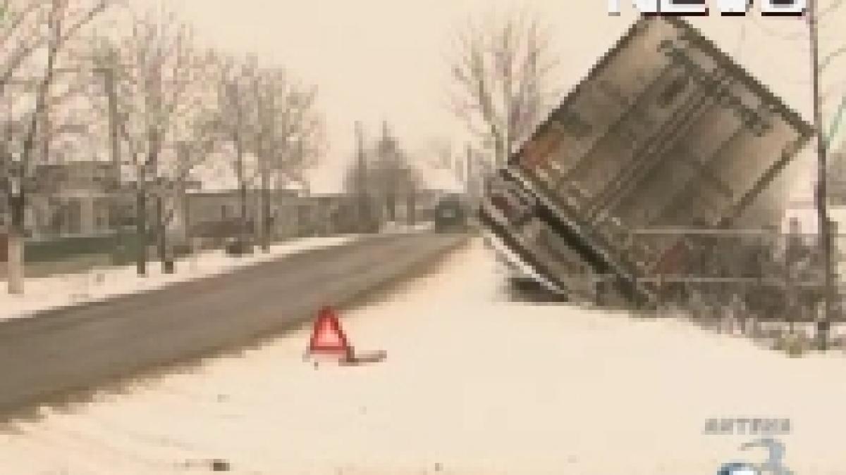 accidente cauzate de vreme microbuz cu 17 pasageri rasturnat si tir ajuns in sant