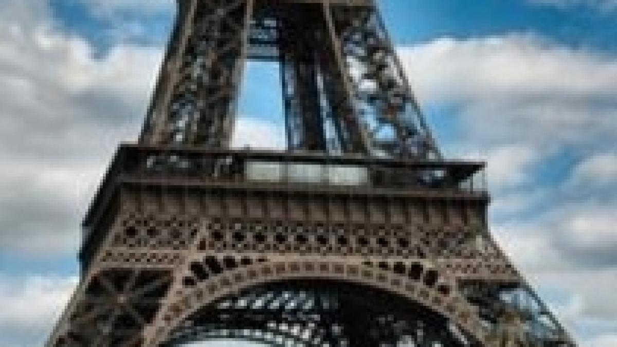 bucata din turnul eiffel vanduta cu 85 000 de euro