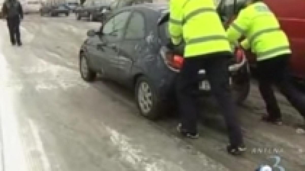 zapada le da batai de cap politistilor au impins masinile din fata parlamentului video