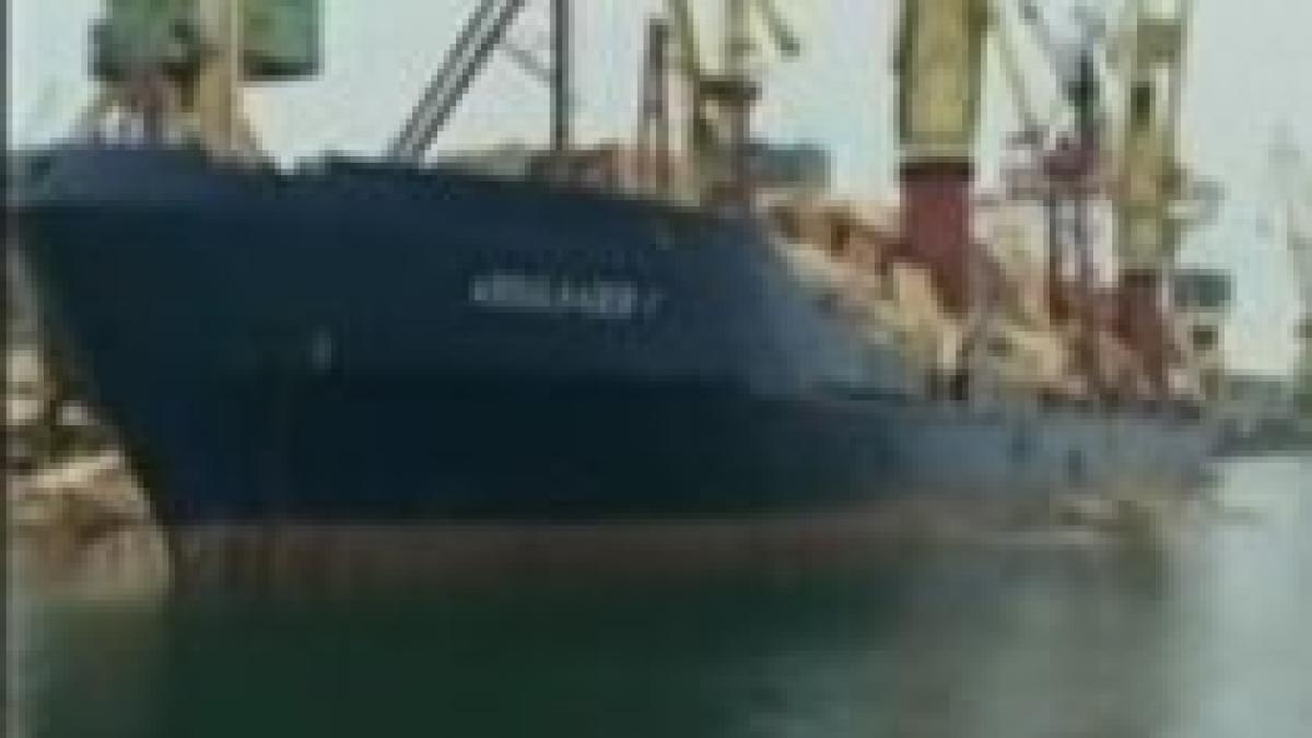 sute de metri de cherestea scufundate in mare la portul constanta video