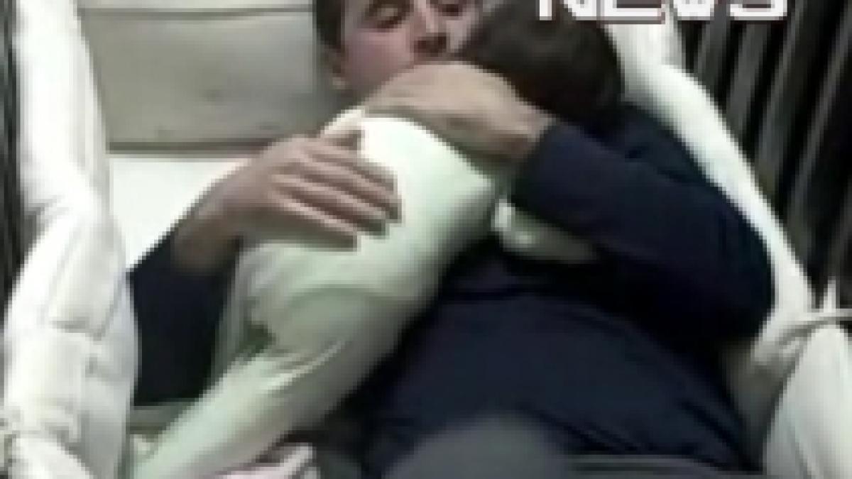 un bebelus isi santajeaza sentimental tatal video