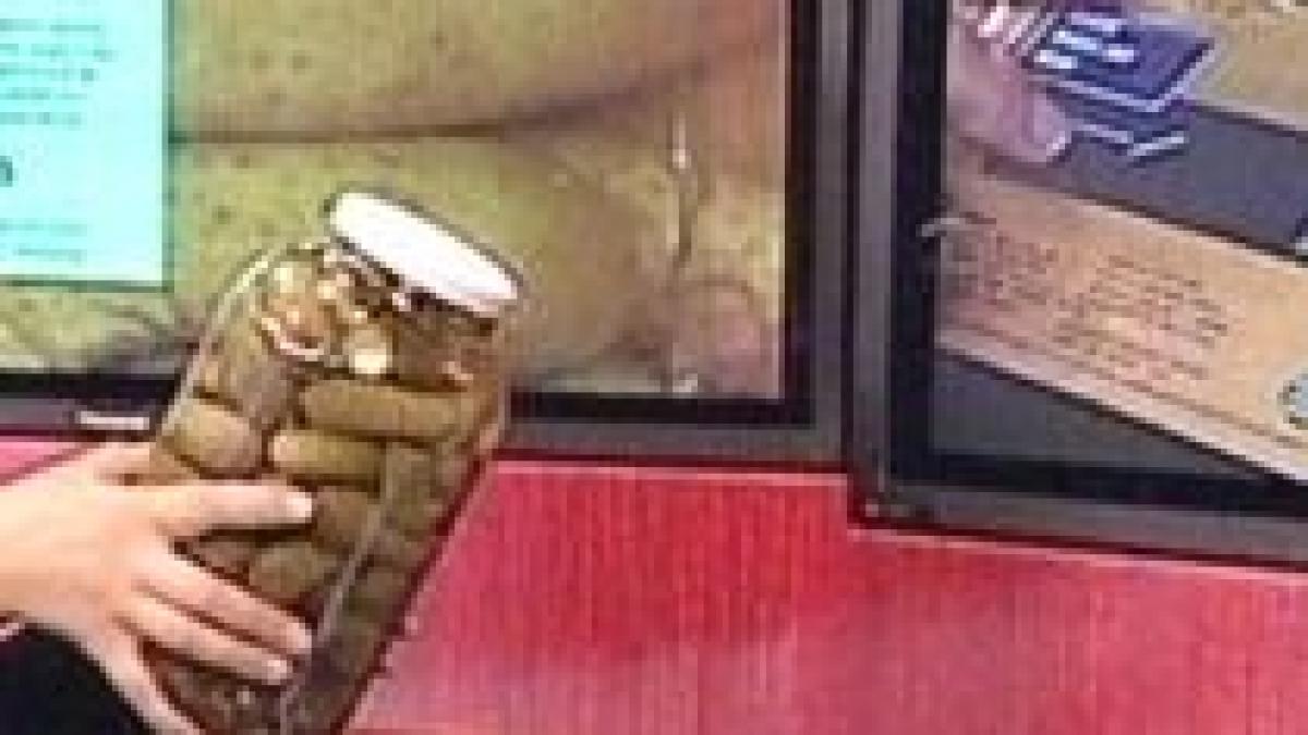 promotii trasnite cumperi un lcd primesti cadou un borcan de castraveti murati video