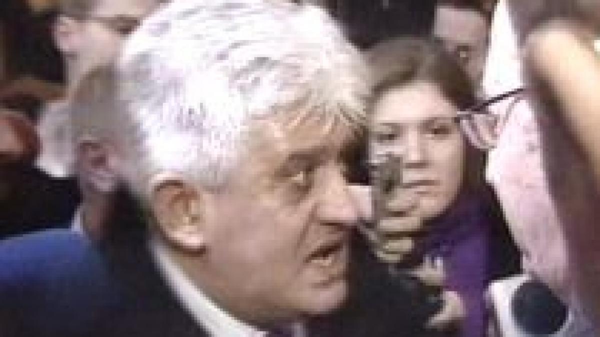 scandal la parlament revolutionarii ne ati dat la o parte iliescu esti nebun video