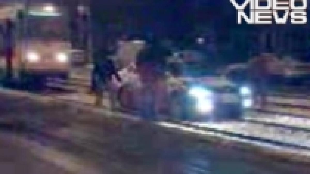 un sofer neatent a aterizat cu masina pe sina tramvaiului de pe calea rahovei video
