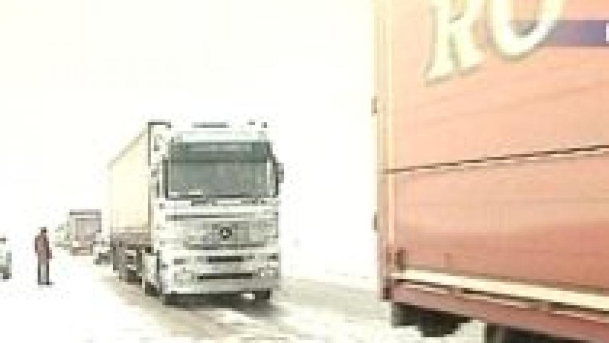 galati un tir blocat pe calea ferata din cauza zapezii a fost lovit de tren