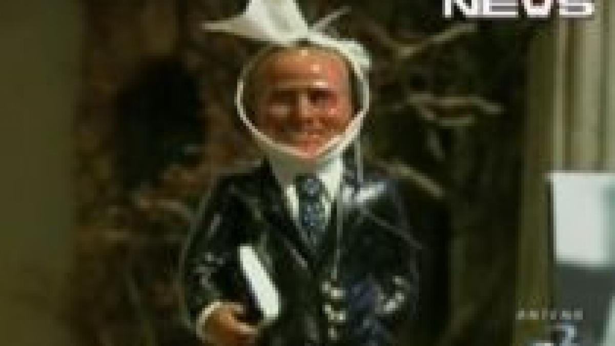 statueta cu berlusconi bandajat la cap la mare cautare in italia video