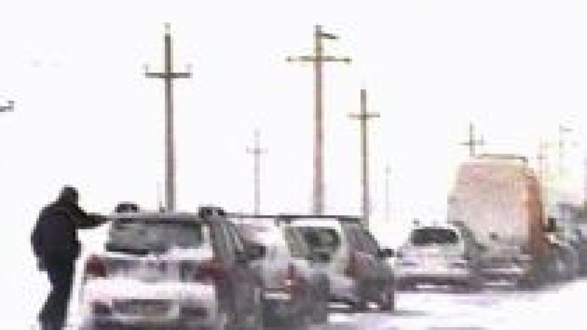 trafic rutier ingreunat din cauza zapezii vezi situatia drumurilor din tara