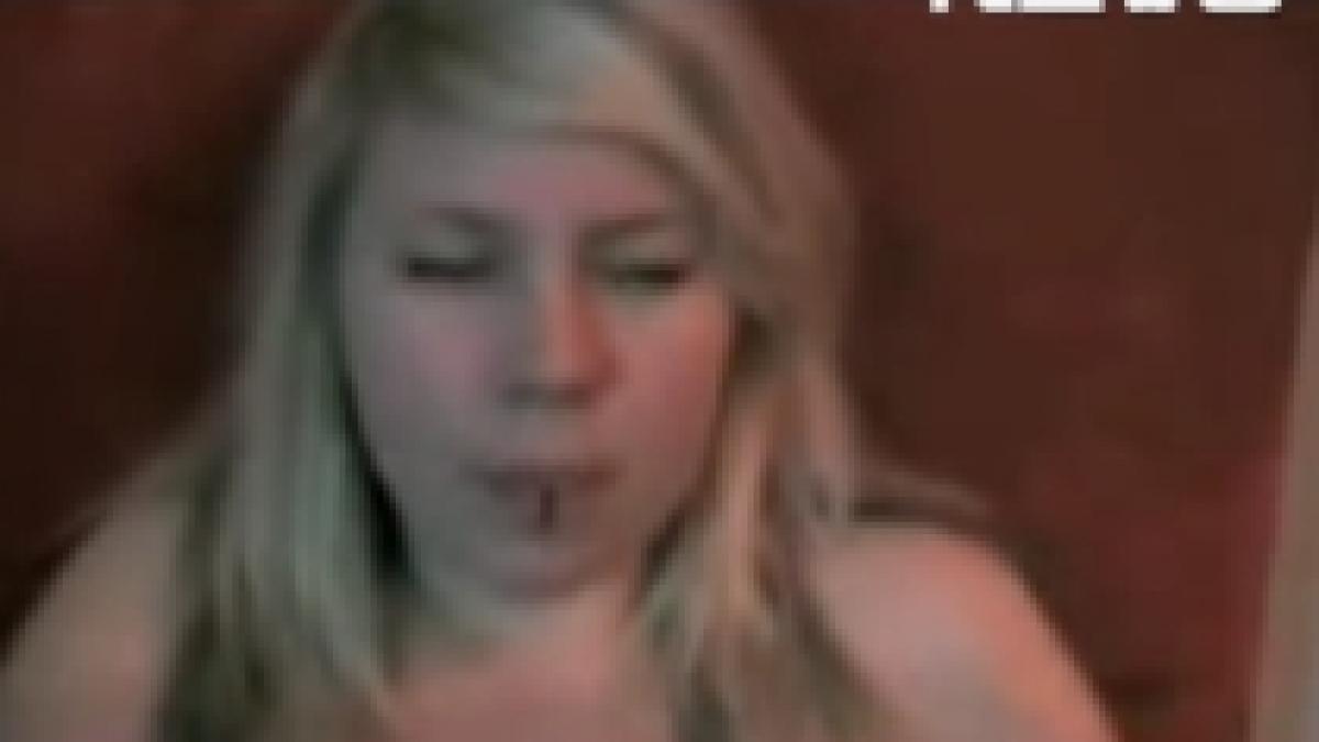 publicitate agresiva se masturbeaza pentru a promova un festival de rock video