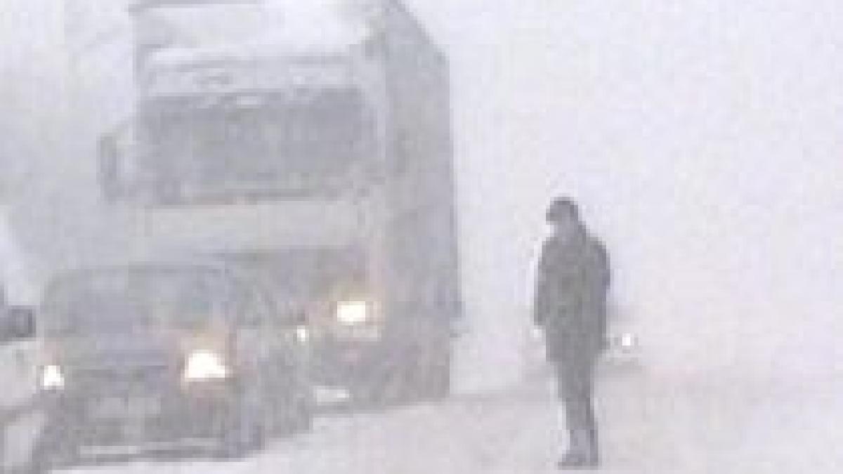 trei soferi de tir blocati de vineri pe un drum din judetul braila