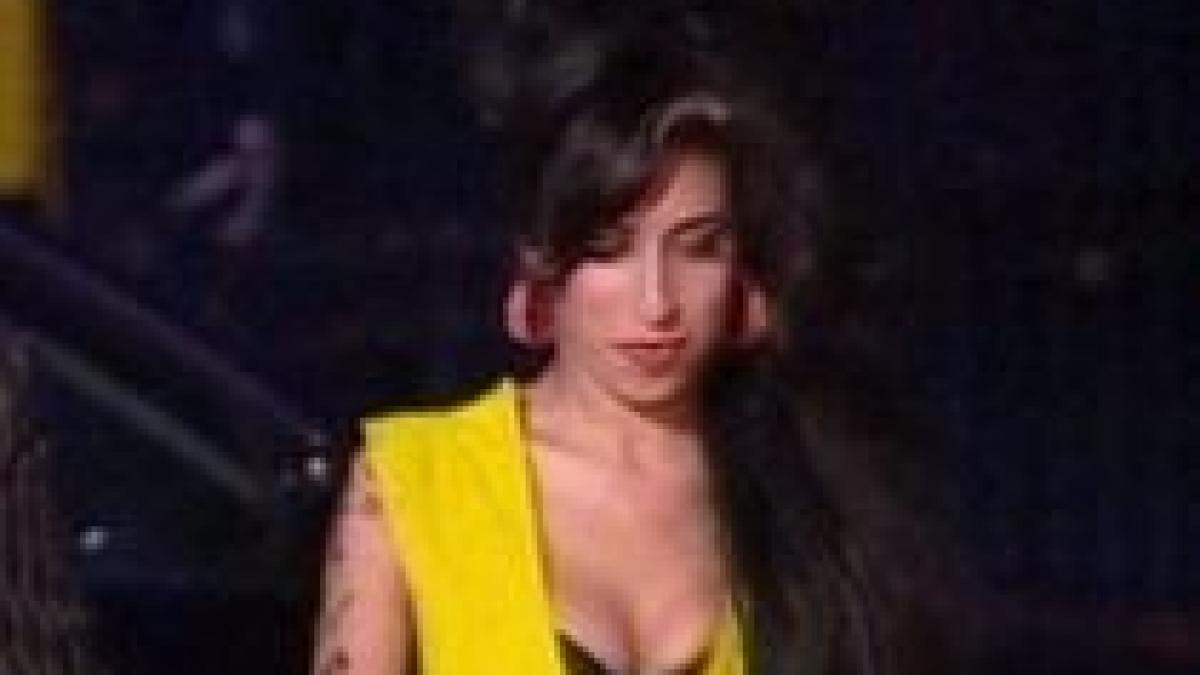 amy winehouse din nou in vizorul politiei cantareata l a agresat pe directorul unui teatru