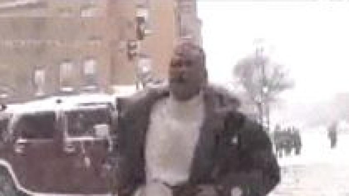 bataie cu bulgari de zapada oprita cu pistolul de un politist american video