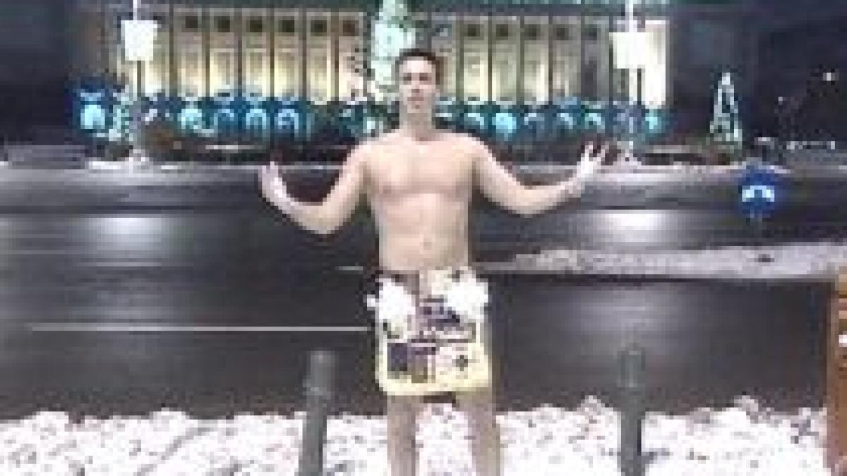 mircea badea gol si cu pene in piata victoriei boc trezeste te sa faci o autostrada si mai mare