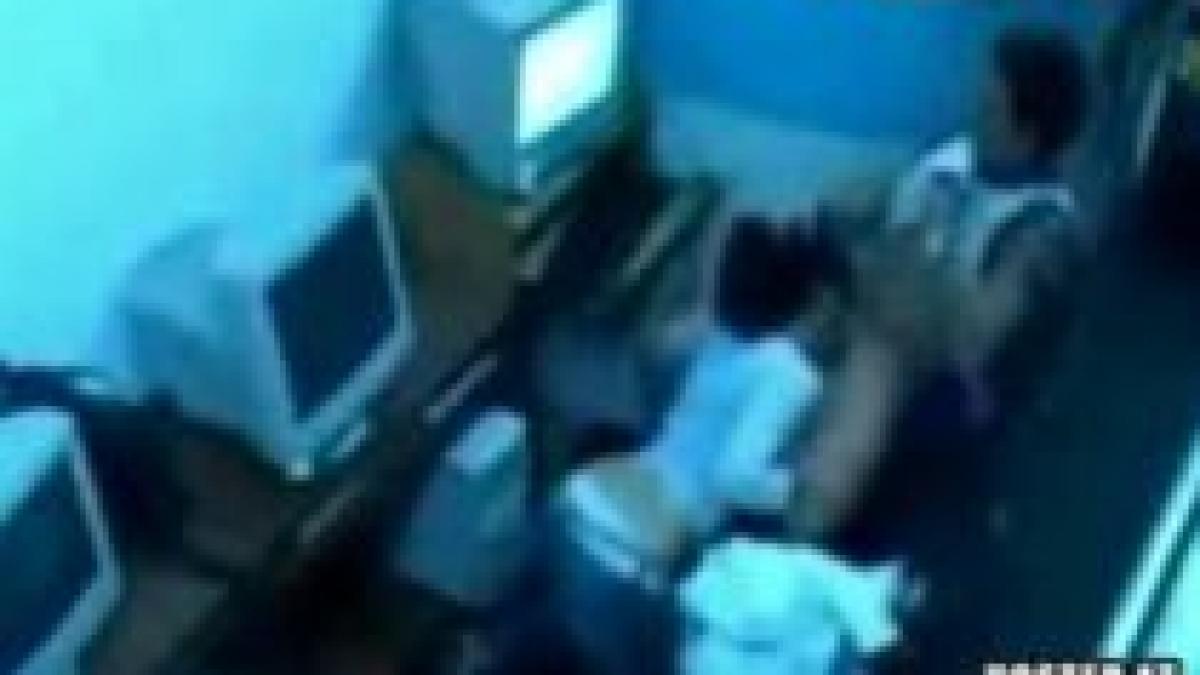cybersex varianta live doi tineri s au dezlantuit intr un internet cafe video