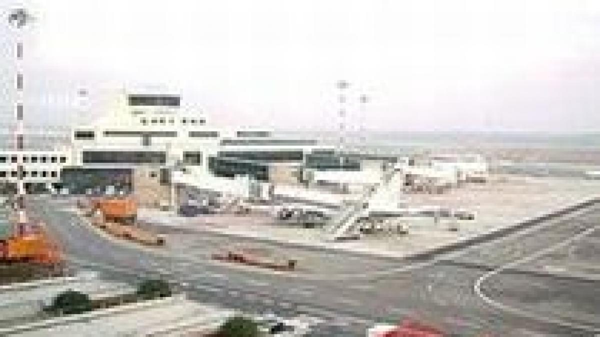 130 de romani blocati o zi pe aeroportul din bergamo