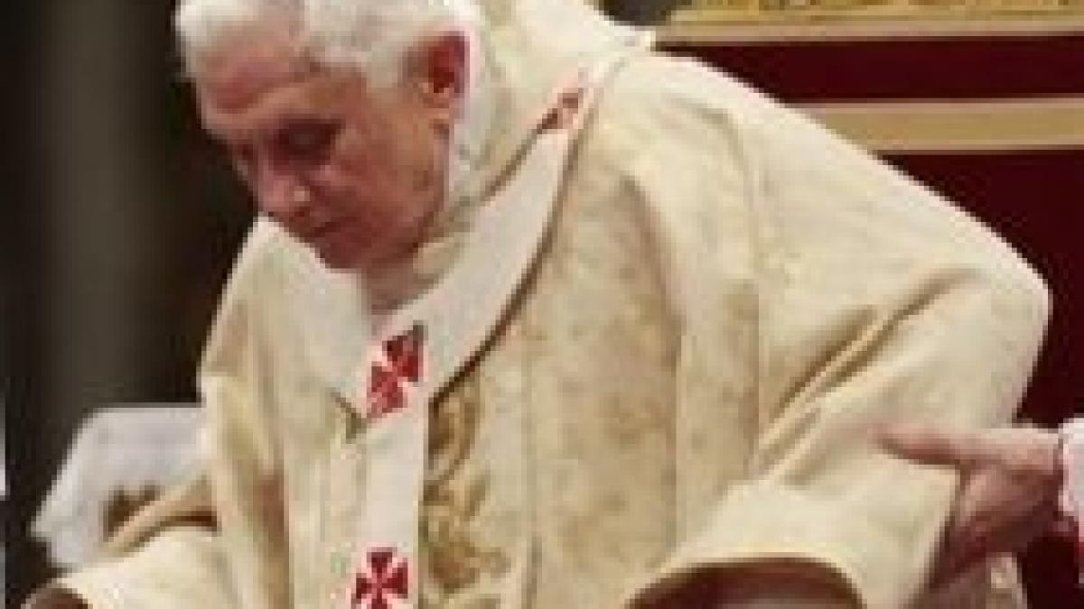 papa benedict al xvi lea doborat de o femeie din public in timpul slujbei de craciun