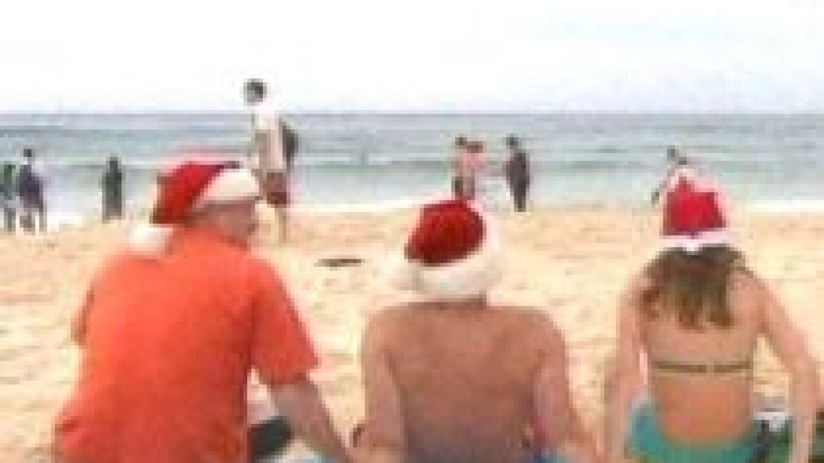turistii se bucura de craciun pe plaja in australia video
