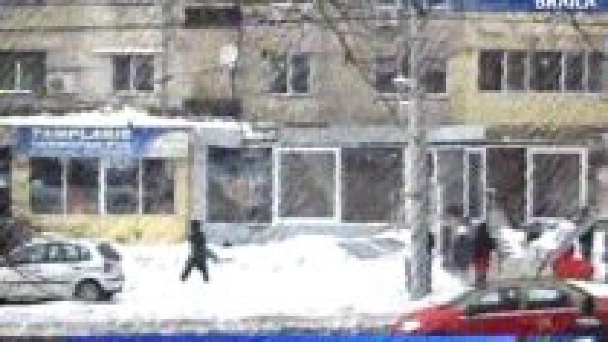 braila magazin distrus de un morman de zapada care s a prabusit de pe acoperisul unui bloc video