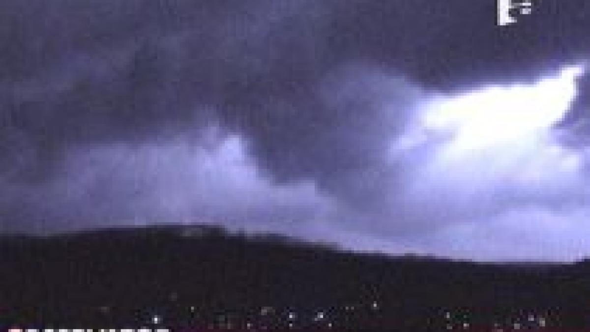 vreme bizara la resita a tunat si a fulgerat ca intr o zi de vara video