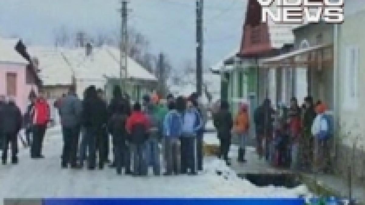 alba feciorii din cunta colinda ulitele purtand costume si masti in a treia zi de craciun