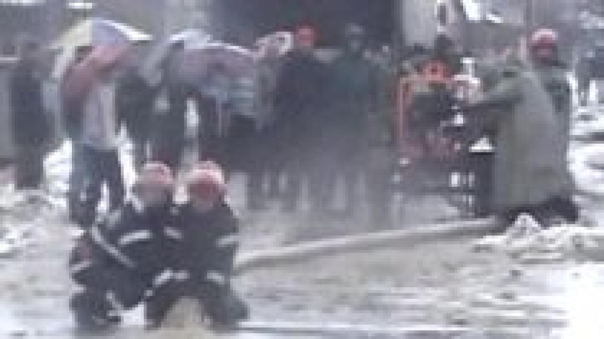 inundatiile continua sa faca ravagii in mehedinti si gorj mai multe gospodarii au fost afectate